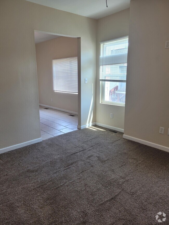 Building Photo - 709 S Poplar St Rental
