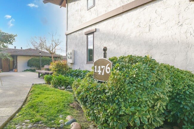 Building Photo - Beautiful Condo Available in Villa Moraga ... Unit A