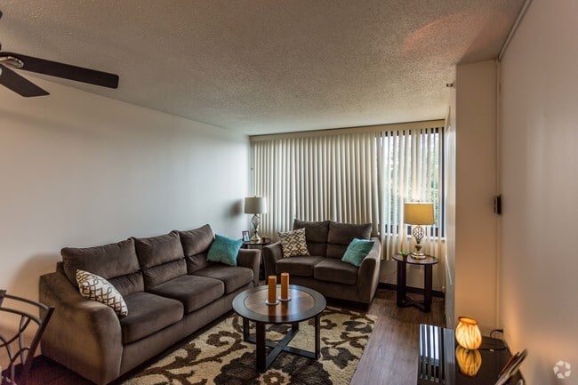 1BR, 1BA - 460 SF - Living Room
