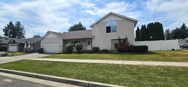 Spacious 3 Bed, 3 Bath House Located in Gr... - Spacious 3 Bed, 3 Bath House Located in Gr...