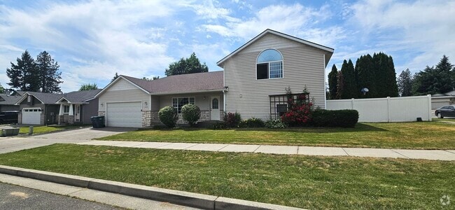 Building Photo - Spacious 3 Bed, 3 Bath House Located in Gr...