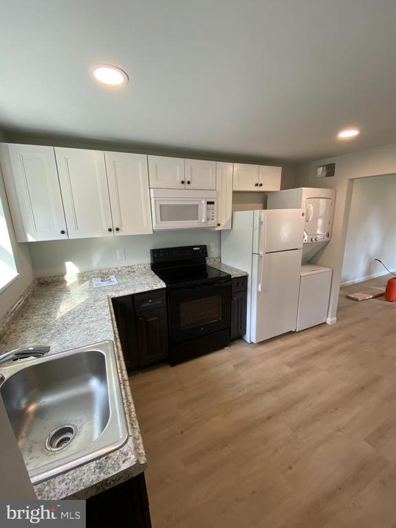 Photo - 1060 Elwood Ave
