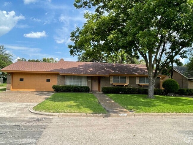 Building Photo - 5412 Lake Crest Dr Rental