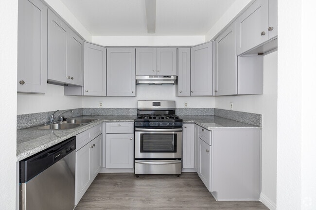 1BR, 1BA - 730SF - Kitchen - Bridgeport View Apartments