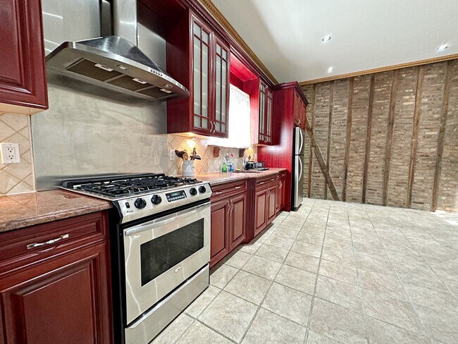 Photo - 450 Humboldt St