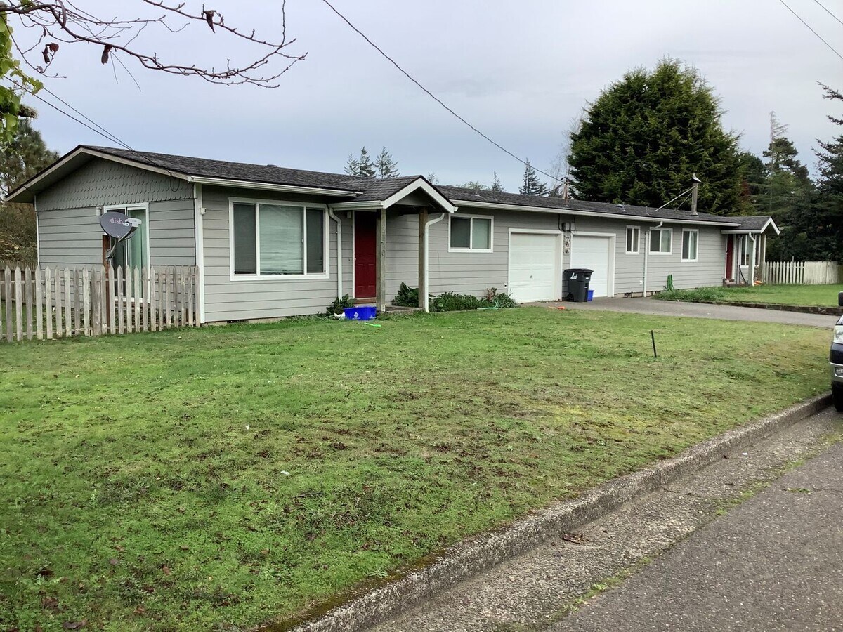 0403 Lewis Duplex Apartment Unit 2140 North Bend, OR