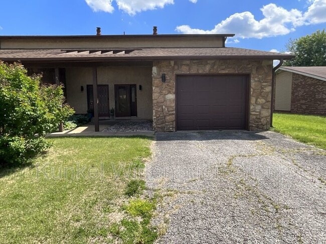 Building Photo - 102 Kingsway Dr
