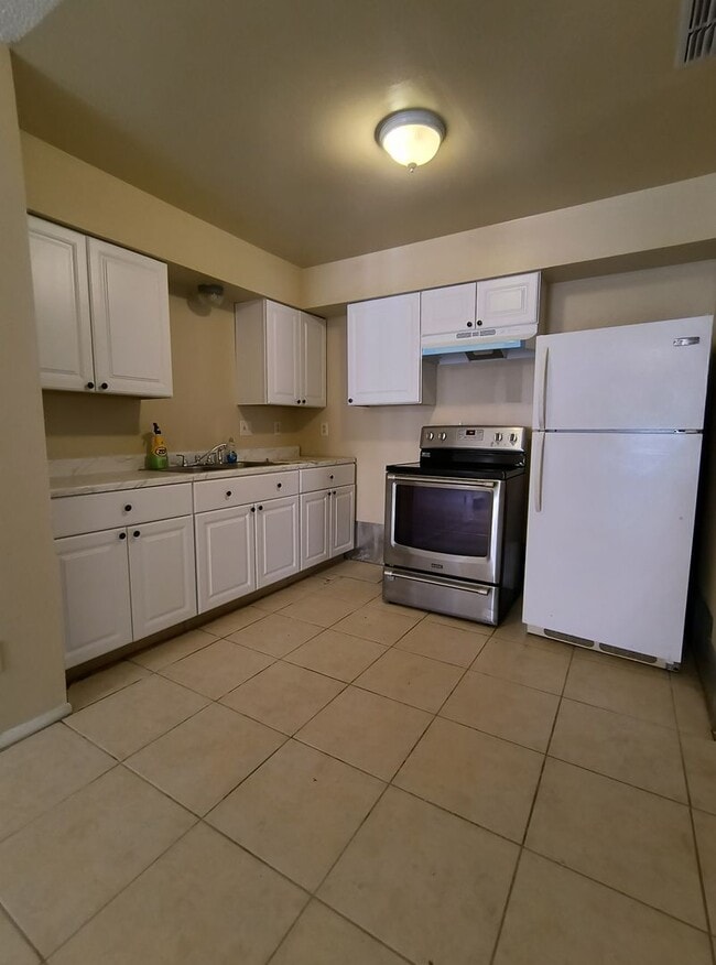 Building Photo - Spacious 3-Bedroom  2 Bathroom Apartment f...