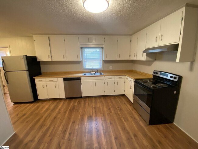 Photo - 204 Oakwood Dr