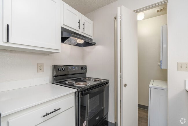 1BR, 1BA - 646SF Kitchen