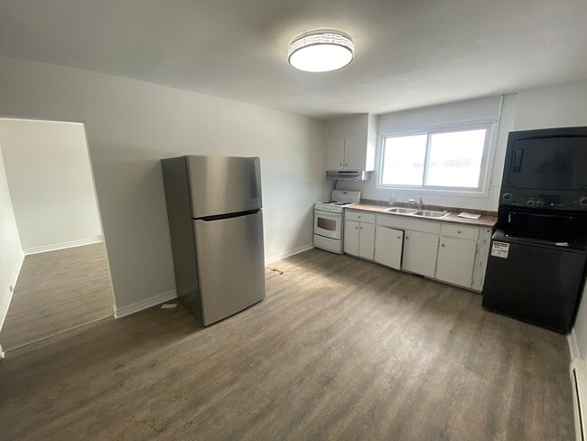 Building Photo - 2 Bed 1 Bath - upper right side Unit 3