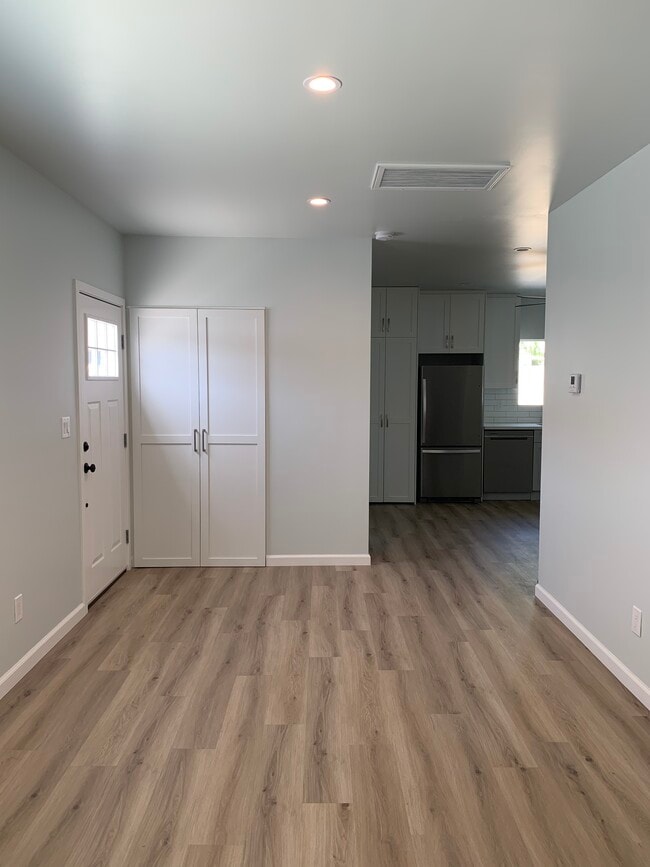 Armario para abrigos en la sala de estar - 3932 Walgrove Ave Unidad 3932 Walgrove Ave  A