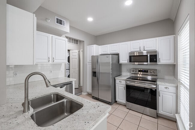 2BR, 2BA - 1,140SF - Kitchen - Park at Riverdale