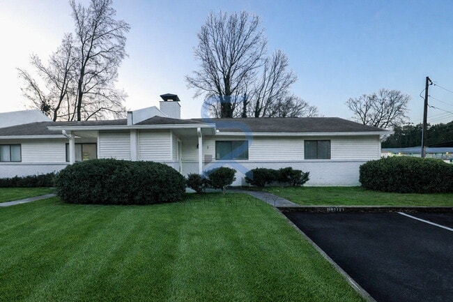 Photo - Move in before December 31st and choose your reward: a $250 Amazon Gift Card or a 55" Smart TV! Unidad 1