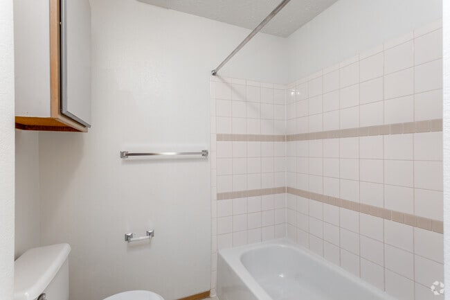 2BR, 1BA - 902 SF