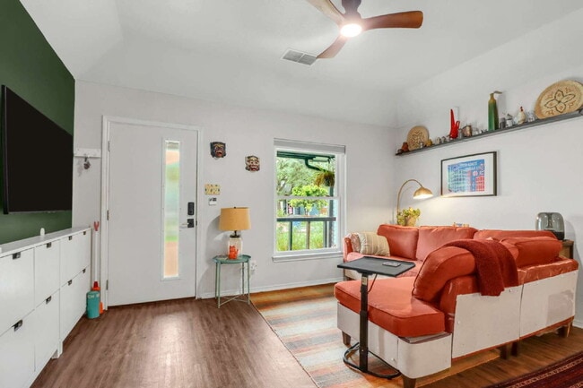 Photo - "Charming 3-Bed, 2-Bath Oasis on West Mistletoe Avenue – Spacious 1140 Sq Ft in San Antonio!"