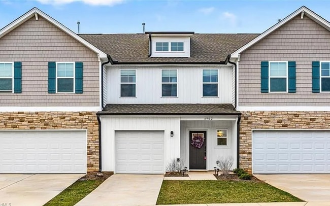 Building Photo - Like new modern maintenance free 3 bedroom 2.5 bath townhouse in Greensboro. Lawn care included.