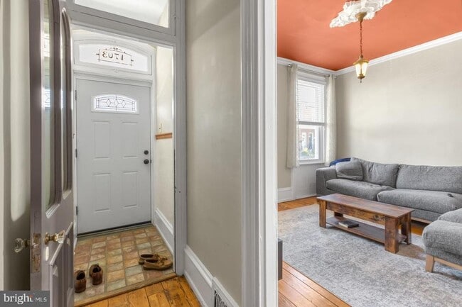 Photo - 4703 Sheldon St