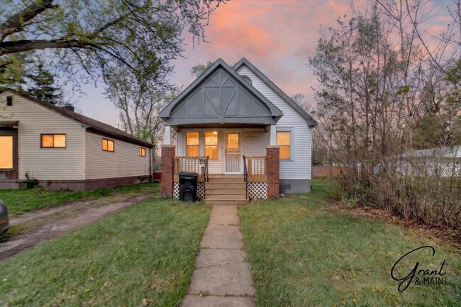 Building Photo - $1300 3 bedroom bungalow