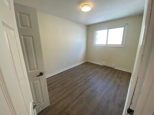 Photo - 2 Bed 1 Bath - upper right side Unité 3