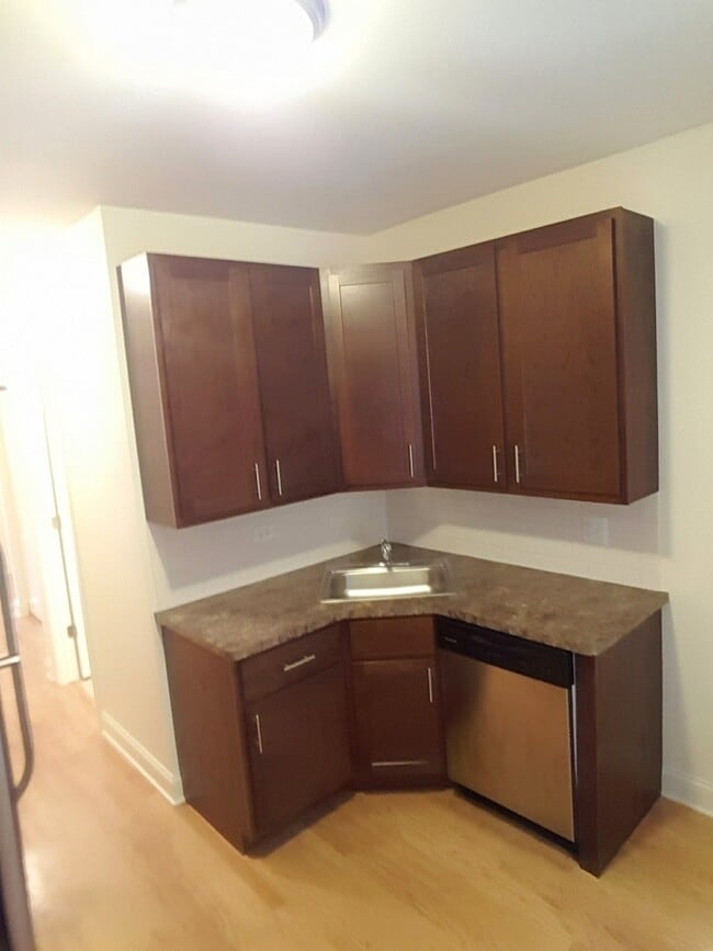 Building Photo - 4027 N Kenmore Ave Unit 101