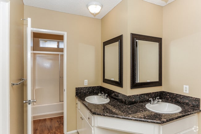 2BR, 1BA - 900 SF