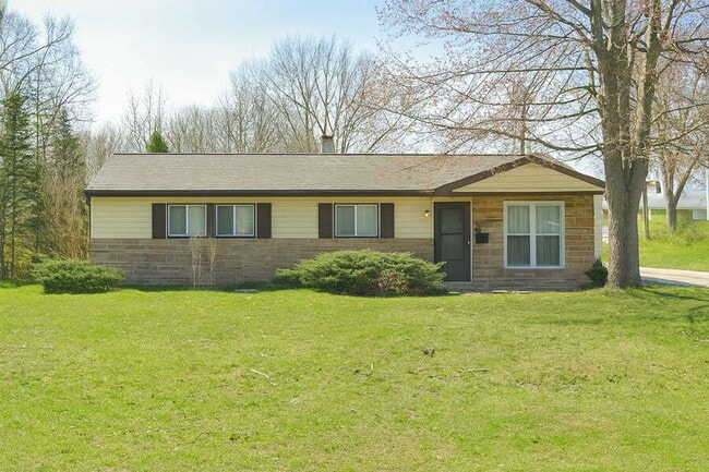 Building Photo - 25240 Sandhurst Rd