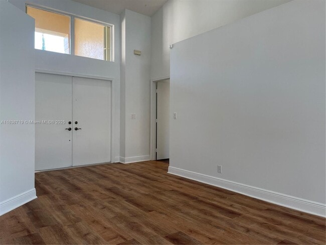 Photo - 785 Heron Rd