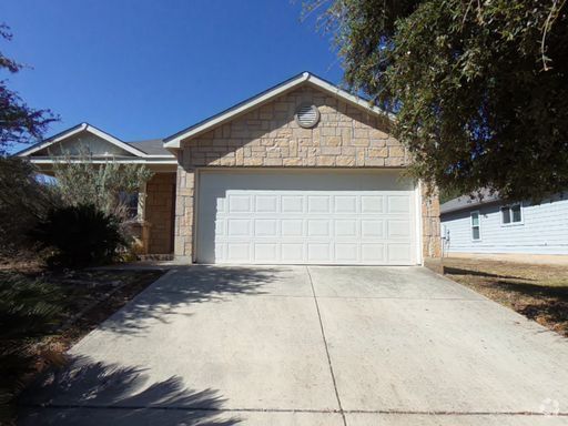 Building Photo - Great Silver Oaks Home!