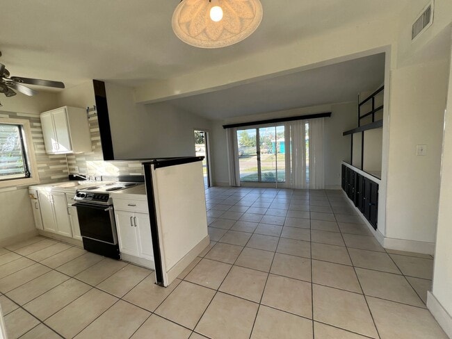 Photo - ** Annual ** 2 Bed / 1 Bath Single Family Home ** Conveniently Located ** $1,495