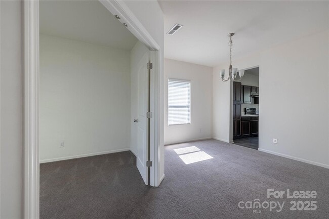 Photo - 710 Yorkshire Dr
