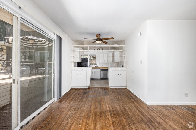 2BR, 2BA - 950SF - Dining Room