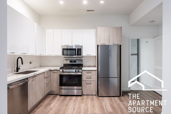 Building Photo - South Loop 3 bed 2 bath -- Updated Kitchen, HUGE Floorplan Unit 405