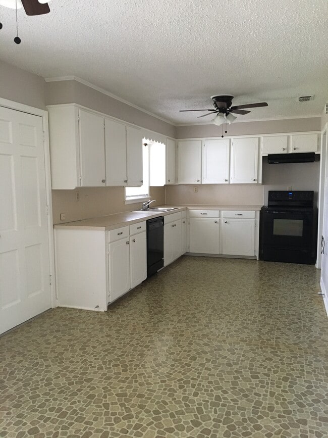 Lots of storage - 3718 Bann Ave
