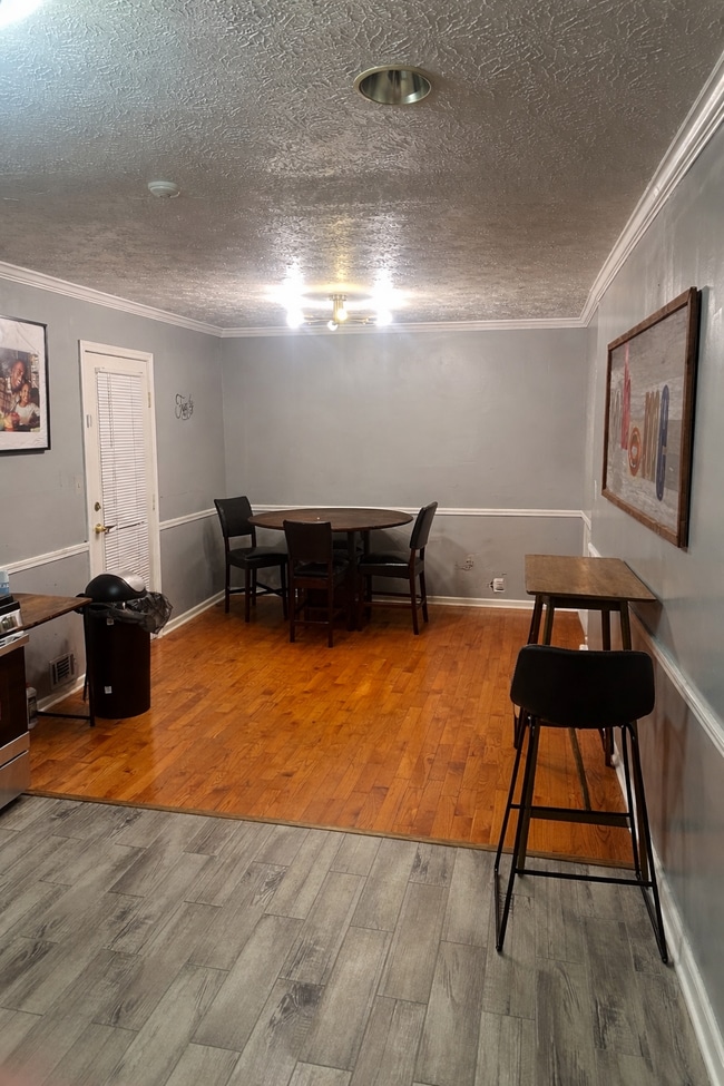 Photo - 3077 Laura Ln