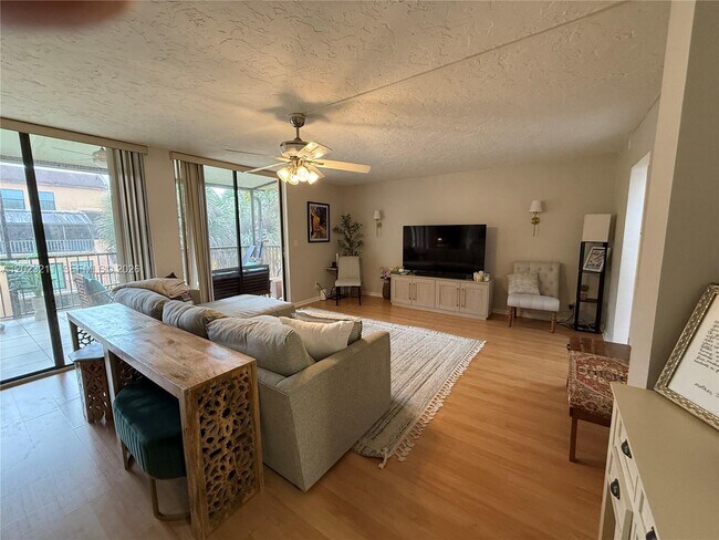 450 Commodore Dr Unit 306