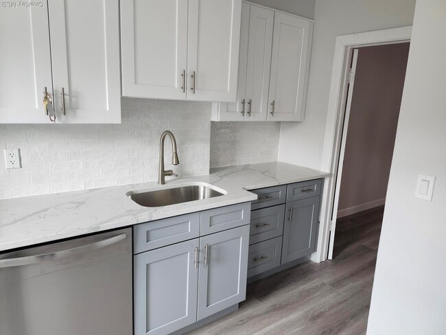 Photo - 68-46 Alderton St