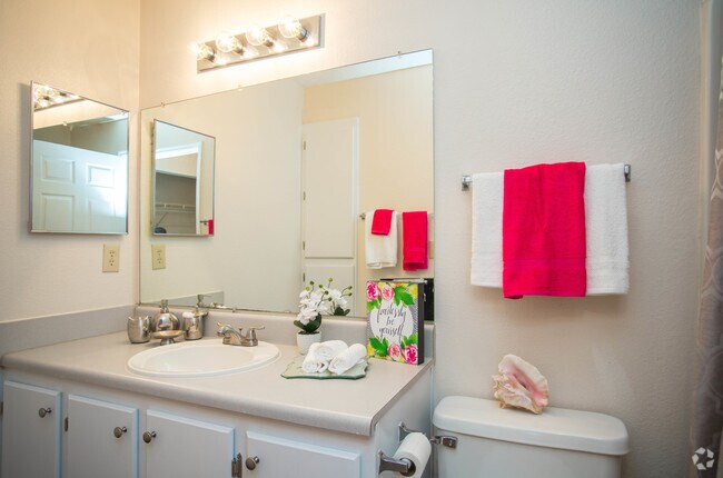 2BR,2BA - 1,072 SF