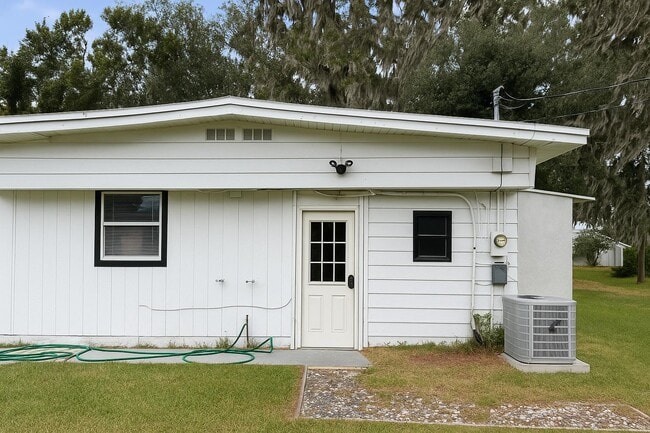 Building Photo - 6208 Pinewood Village Cir W Unit 3