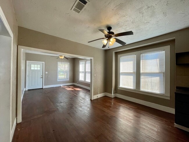 Photo - 725 Highland Dr