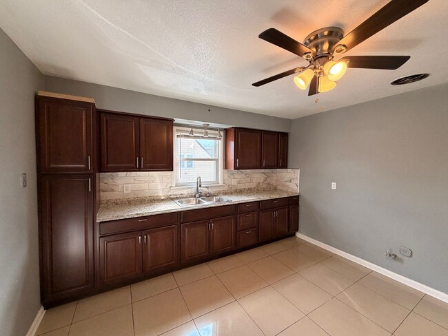 Building Photo - 5824 N Teutonia Ave Unit Upper