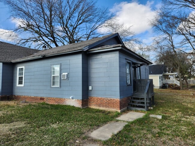 Building Photo - 426 W 15th St