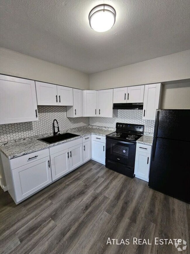 Building Photo - NO RENT UNTIL DECEMBER 1ST!!! BEAUTIFUL AN... Unit 4 Rental