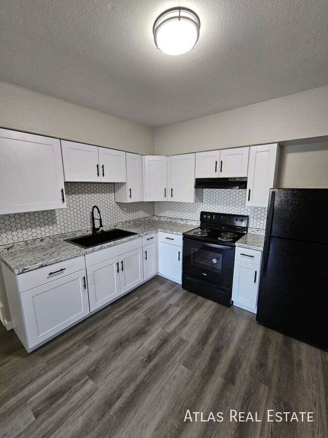 NO RENT UNTIL DECEMBER 1ST!!! BEAUTIFUL AN... - NO RENT UNTIL DECEMBER 1ST!!! BEAUTIFUL AN... Apartment Unit 4