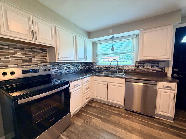 Photo - 7802 Noblestown Rd