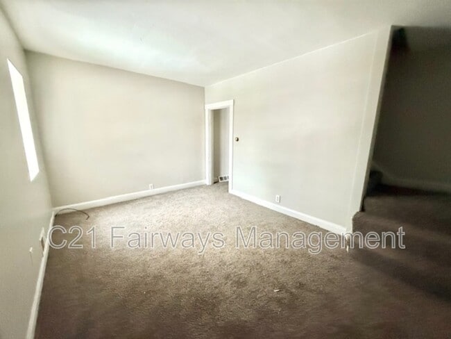 Photo - 866 Vankirk St