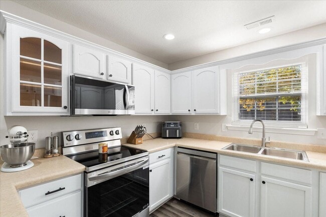 Photo - Single Family Home in Vanderveen - Available For Rent!