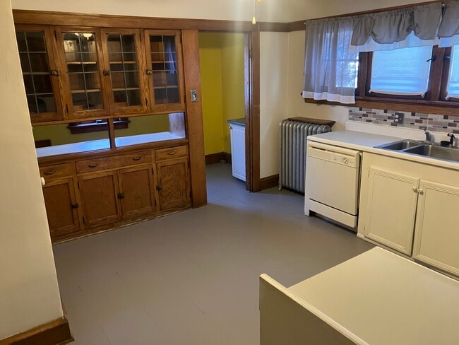 Huge kitchen - 1310 N Hawley Rd