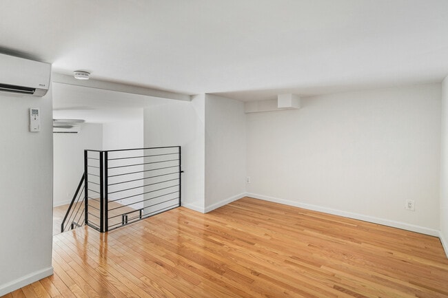 Photo - 184 Thompson St