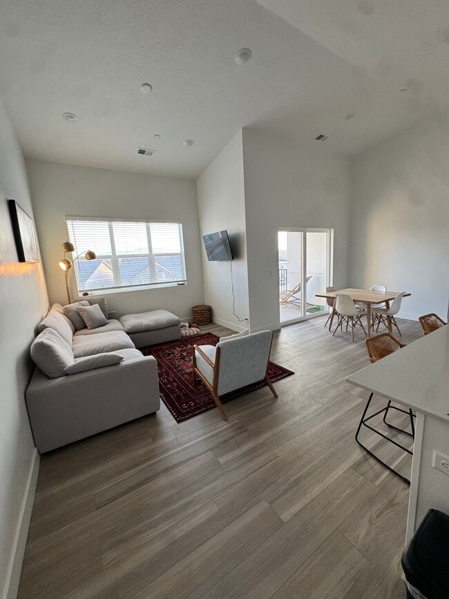 Building Photo - 6051 S Silver Birch Ln Unit 2-302